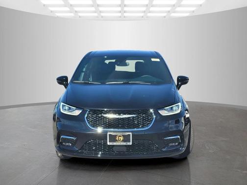 Diamond Black Crystal Pearlcoat 2026 Chrysler Pacifica L