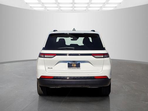 Bright White Clearcoat 2025 Jeep Grand Cherokee Altitude