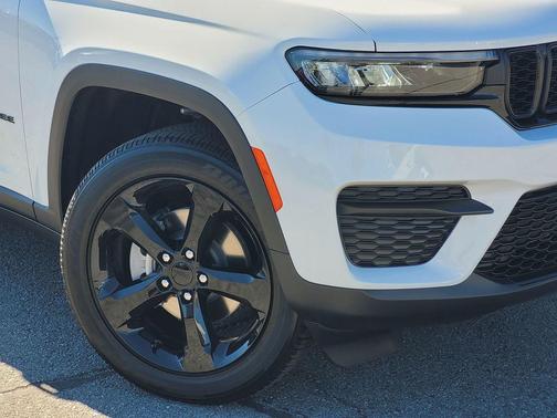 Bright White Clearcoat 2025 Jeep Grand Cherokee Altitude