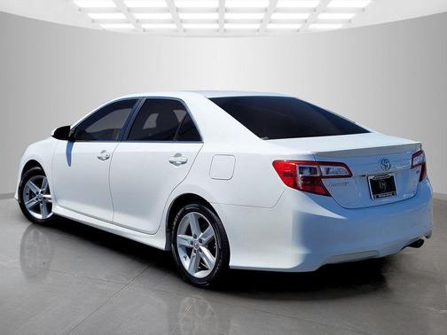 Super White 2014 Toyota Camry SE