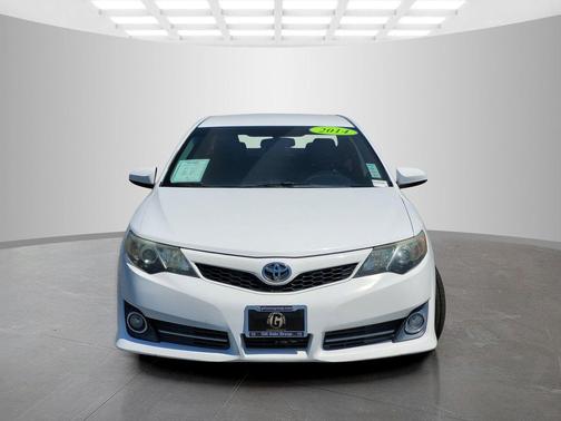 Super White 2014 Toyota Camry SE