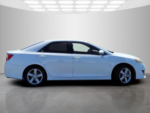 Super White 2014 Toyota Camry SE