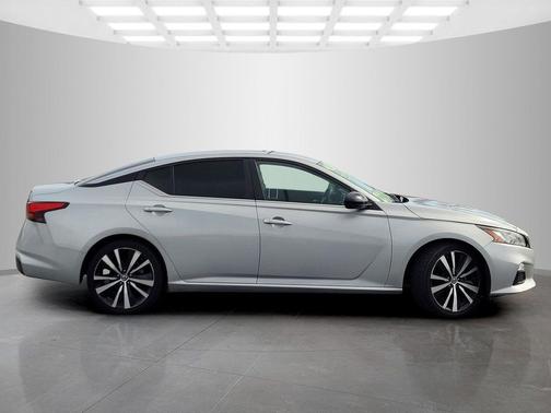 2022 Nissan Altima SR FWD