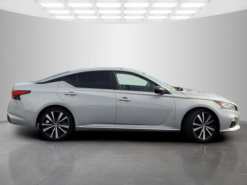 2022 Nissan Altima SR FWD