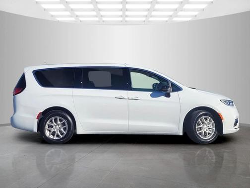 Bright White Clearcoat 2026 Chrysler Pacifica L