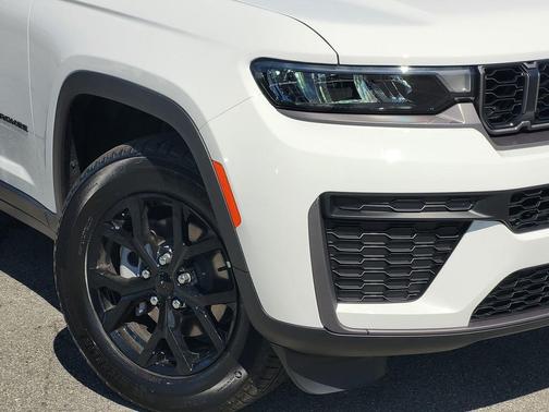 Bright White Clearcoat 2026 Jeep Grand Cherokee Altitude