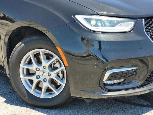 Brilliant Black Crystal Pearlcoat 2023 Chrysler Pacifica Touring L