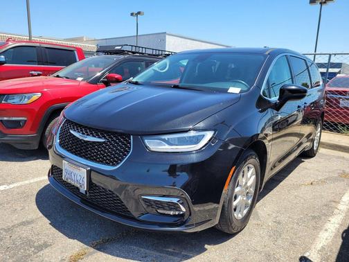 Brilliant Black Crystal Pearlcoat 2023 Chrysler Pacifica Touring L