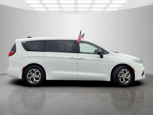Bright White Clearcoat 2024 Chrysler Pacifica Limited