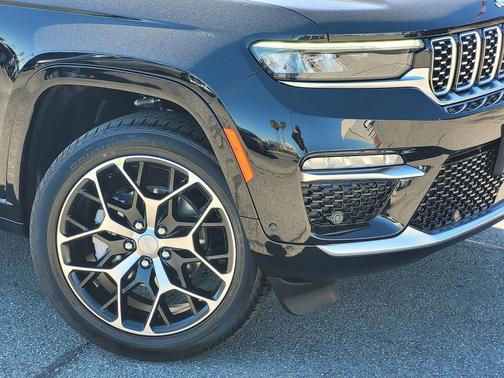 Diamond Black Crystal Pearlcoat 2025 Jeep Grand Cherokee Summit
