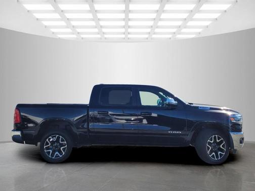Diamond Black Crystal Pearlcoat 2025 RAM 1500 Laramie
