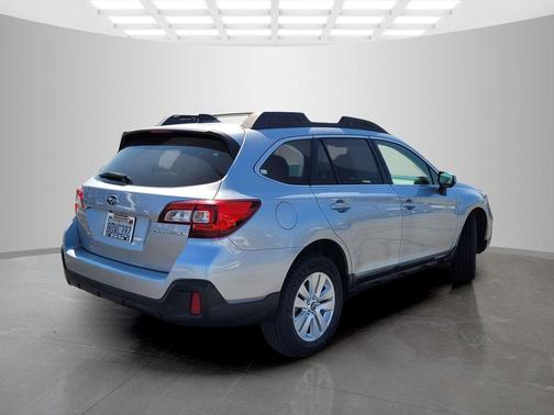 Ice Silver Metallic 2018 Subaru Outback 2.5i Premium