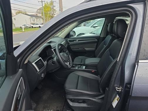 Platinum Gray Metallic 2023 Volkswagen Atlas 3.6 SE w/ Technology