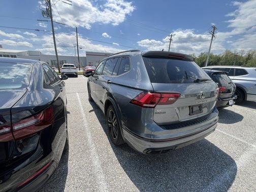 Platinum Gray Metallic 2022 Volkswagen Tiguan 2.0T SE R-Line Black