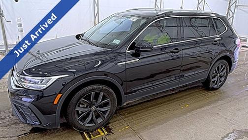 Deep Black Pearl Effect 2023 Volkswagen Tiguan 2.0T SE