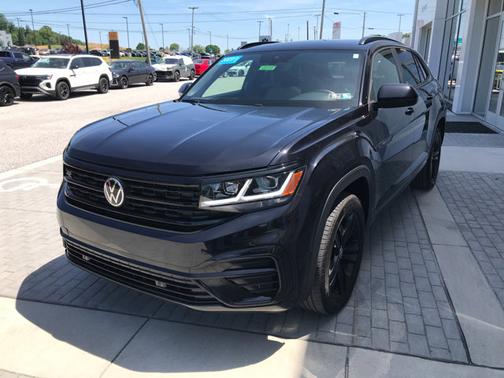 Deep Black Pearl Effect 2023 Volkswagen Atlas Cross Sport 3.6 V6 SEL R-Line Black