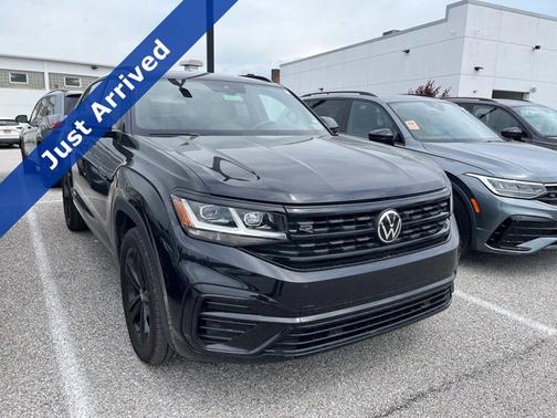 Deep Black Pearl Effect 2023 Volkswagen Atlas Cross Sport 3.6 V6 SEL R-Line Black SUV