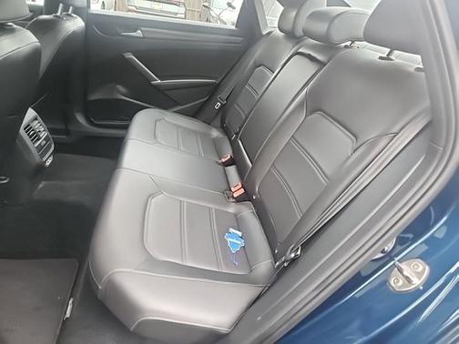 2022 Volkswagen Passat 2.0T R-Line