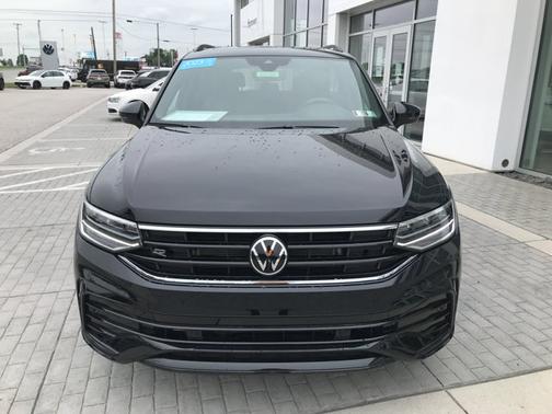 Deep Black Pearl Effect 2023 Volkswagen Tiguan 2.0T SE R-Line Black