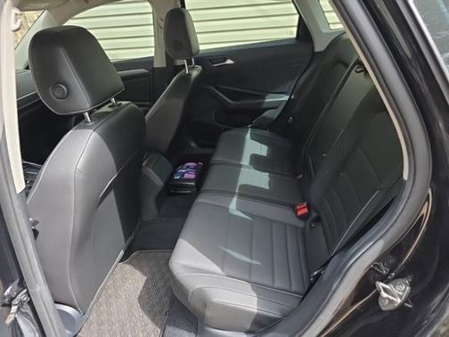 Deep Black Pearl Effect 2022 Volkswagen Jetta 1.5T SE