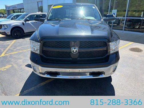 Brilliant Black Crystal Pearlcoat 2017 RAM 1500 SLT