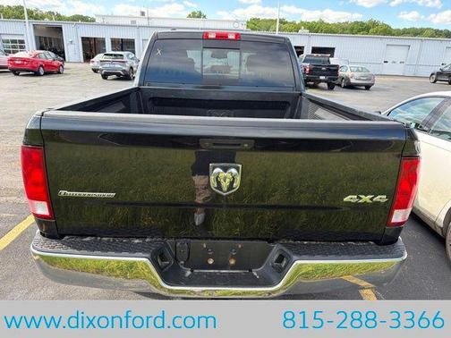 Brilliant Black Crystal Pearlcoat 2017 RAM 1500 SLT