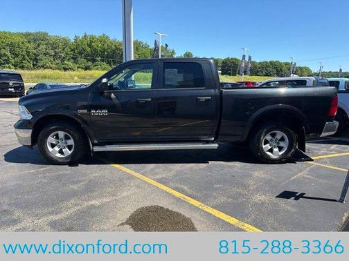 Brilliant Black Crystal Pearlcoat 2017 RAM 1500 SLT