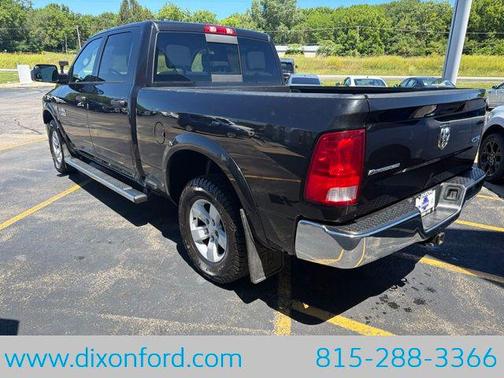 Brilliant Black Crystal Pearlcoat 2017 RAM 1500 SLT