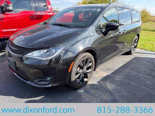 Brilliant Black Crystal Pearlcoat 2020 Chrysler Pacifica Touring-L Plus