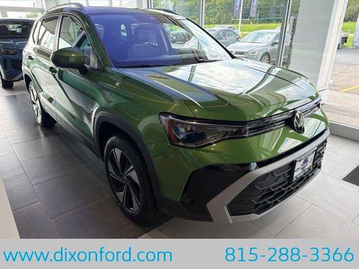 Bright Moss Green Metallic 2026 Volkswagen Taos SE