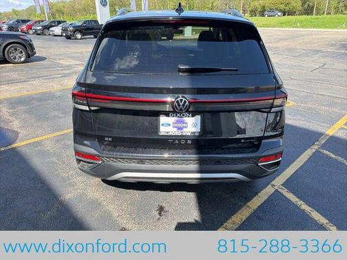 Deep Black Pearl 2026 Volkswagen Taos SE
