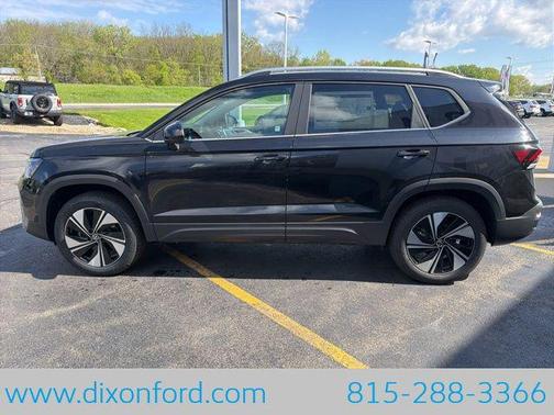 Deep Black Pearl 2026 Volkswagen Taos SE