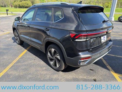 Deep Black Pearl 2026 Volkswagen Taos SE