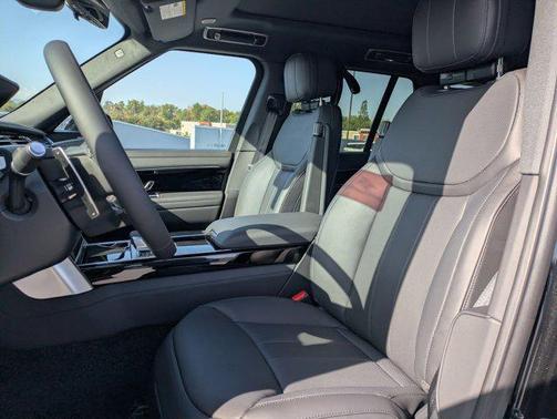 Santorini Black Metallic 2026 Land Rover Range Rover P550e SE