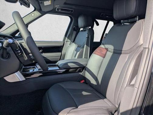 Santorini Black Metallic 2026 Land Rover Range Rover P550e SE