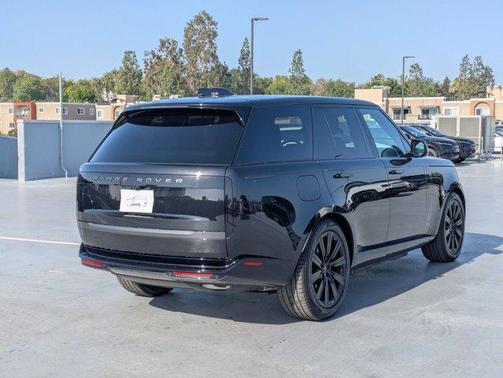 Santorini Black Metallic 2026 Land Rover Range Rover P550e SE