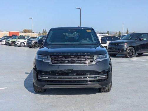 Santorini Black Metallic 2026 Land Rover Range Rover P550e SE