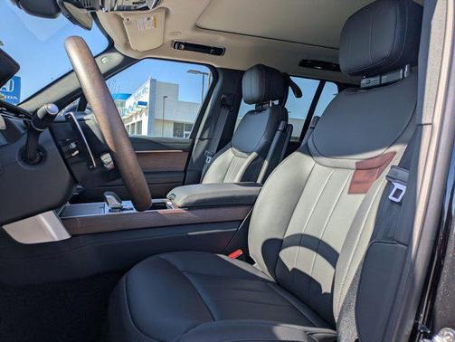 Santorini Black Metallic 2026 Land Rover Range Rover P550e SE