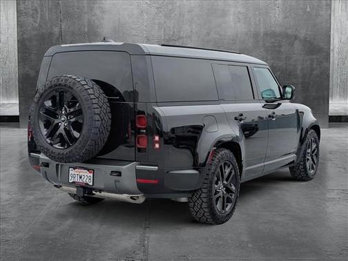 2025 Land Rover Defender 130 P400 Outbound