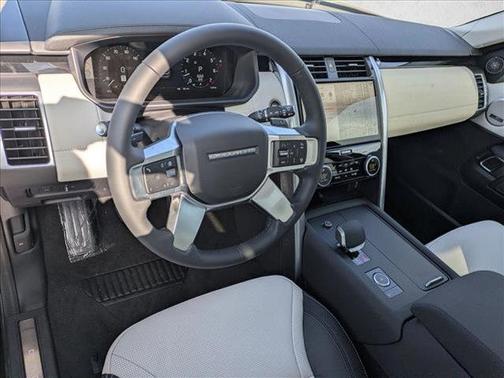 Santorini Black Metallic 2026 Land Rover Discovery S