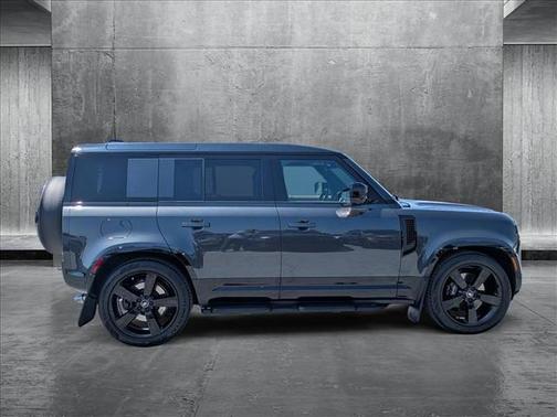 2025 Land Rover Defender 110 V8