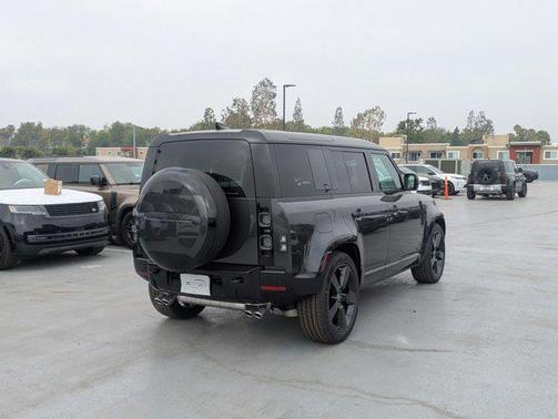 2025 Land Rover Defender 110 V8