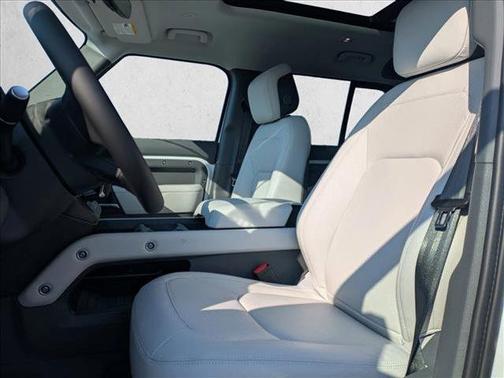 Fuji White 2026 Land Rover Defender P400 X-Dynamic SE