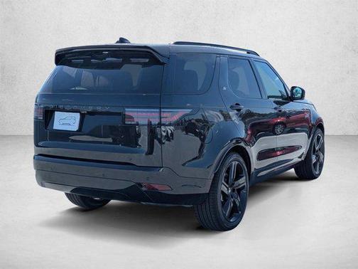 Santorini Black Metallic 2026 Land Rover Discovery Dynamic SE