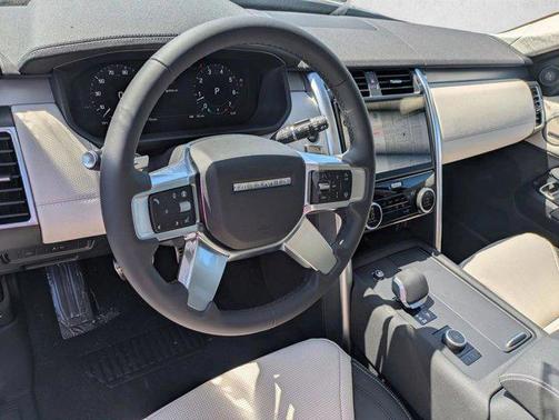 Santorini Black Metallic 2026 Land Rover Discovery Dynamic SE