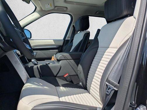 Santorini Black Metallic 2026 Land Rover Discovery Dynamic SE