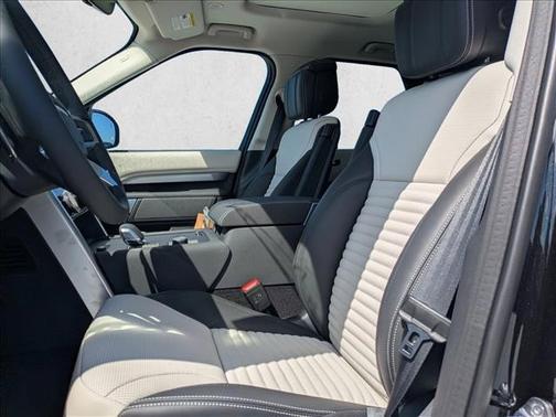 Santorini Black Metallic 2026 Land Rover Discovery Dynamic SE