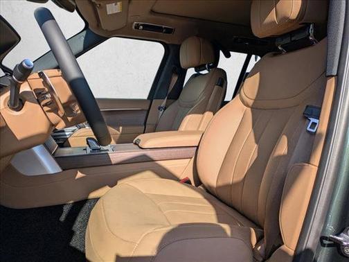 Belgravia Green Metallic 2026 Land Rover Range Rover P550e SE