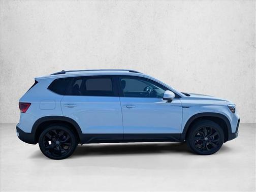 White 2022 Volkswagen Taos 1.5T SE