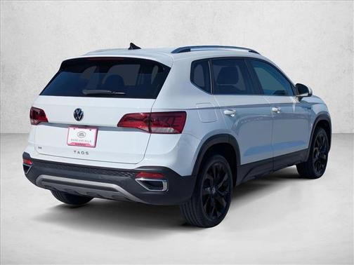 White 2022 Volkswagen Taos 1.5T SE